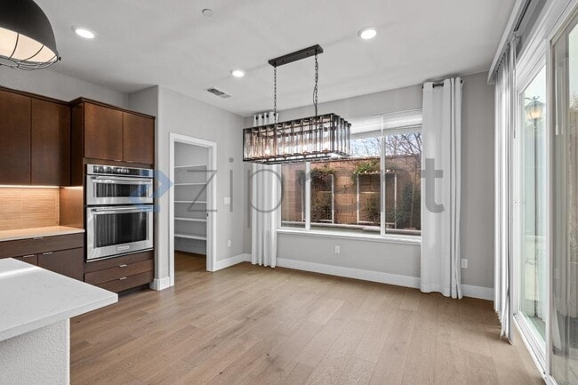 Building Photo - 285 Bear Creek Dr