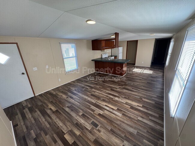 Building Photo - 9499 Wendi Dr NE