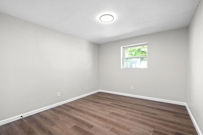 Building Photo - Utilities included