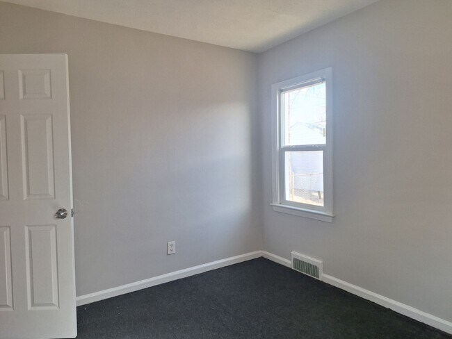 Building Photo - Charming 4 bedroom bungalow freshly updated