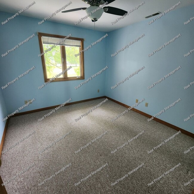 Building Photo - Three Bed Chesterton Townhome