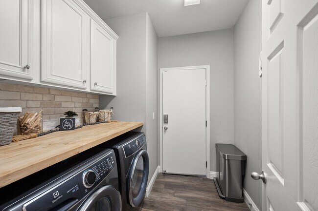 Building Photo - Gorgeous Eastlake Townhome!