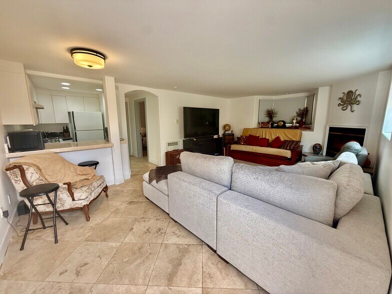 Building Photo - 328 Lakeshore Dr