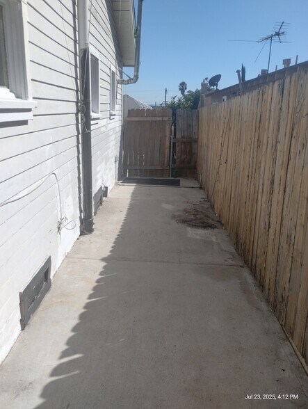 Right side of house - 3453 Siskiyou St