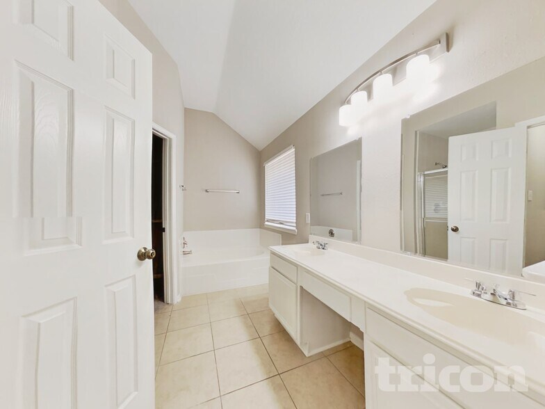 Building Photo - 7002 Echo Pines Dr