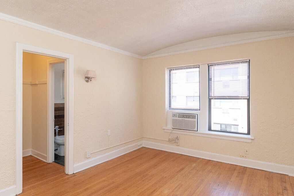 Building Photo - 556 W Arlington Pl