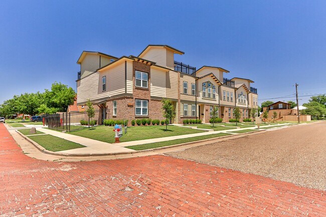 Building Photo - 3 Bed 3 Bath with rooftop Deck!