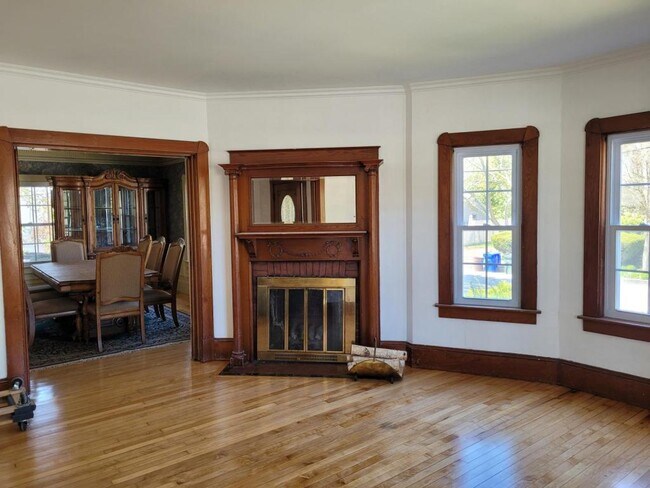 Building Photo - 2060 Elm St