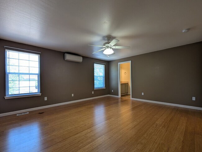 Building Photo - Spacious 3-Bedroom, 2.5-Bath Townhouse Near Churchill In Eugene!