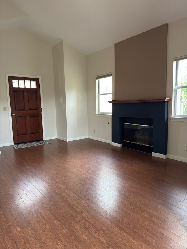 Building Photo - 2/2.5 SLO Condo-PRICE REDUCED!