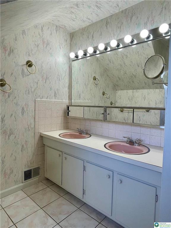 Building Photo - 1331 Armstrong Rd