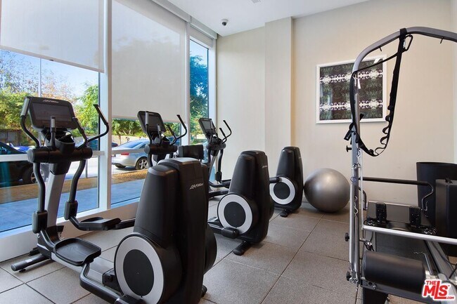 Building Photo - 1705-1725 Ocean Ave