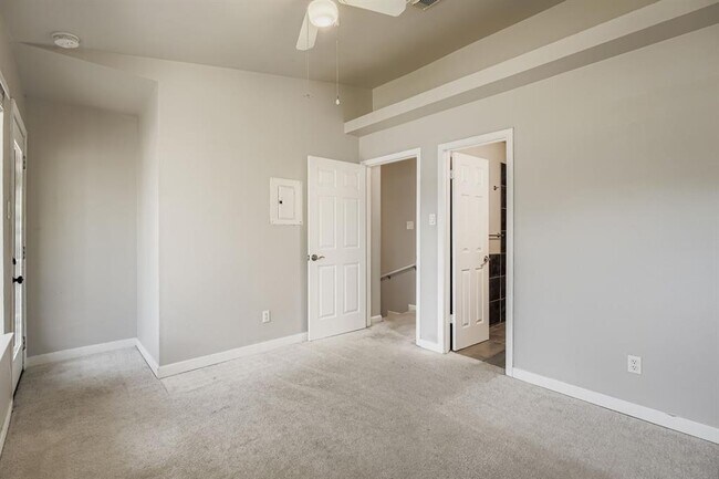 Building Photo - 1827 River Crossing Cir