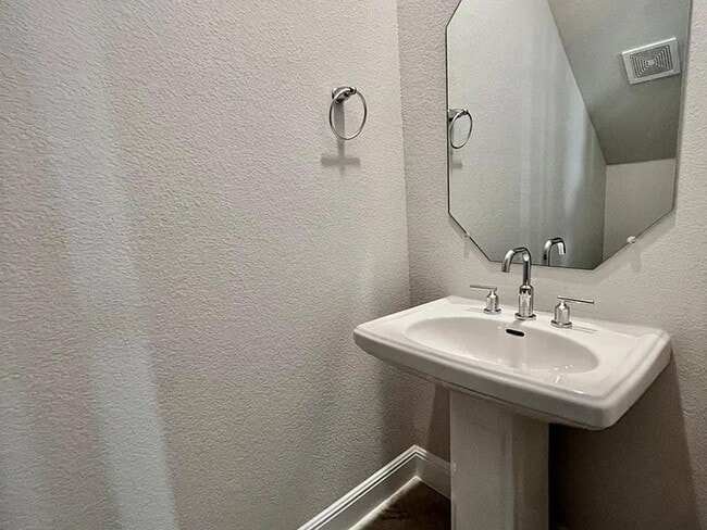 Building Photo - Open Concept Family Dream Home!