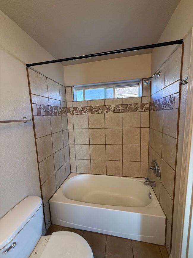 Building Photo - 4 Bedroom, 2 Bathroom House Available Now!