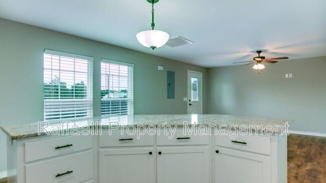 Building Photo - 2 Fernwood Dr