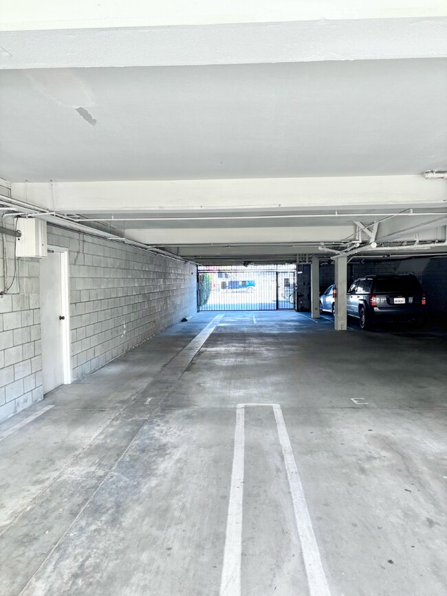 Building Photo - 14544 Burbank Blvd