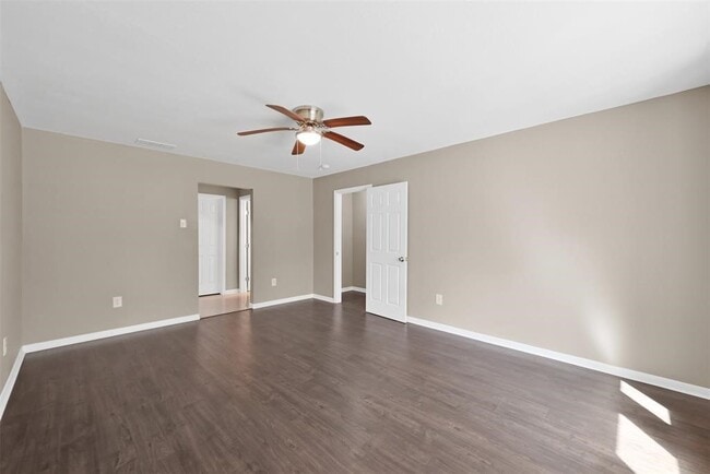 Building Photo - 696 Ravensworth Dr