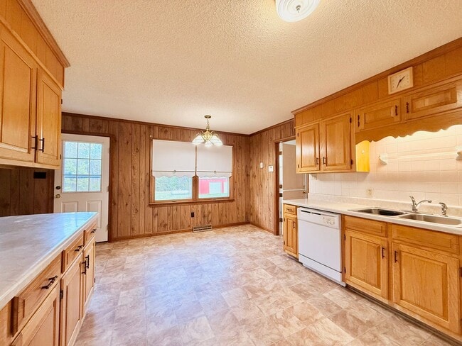 Building Photo - Charming 3 Bedroom Home for Rent!