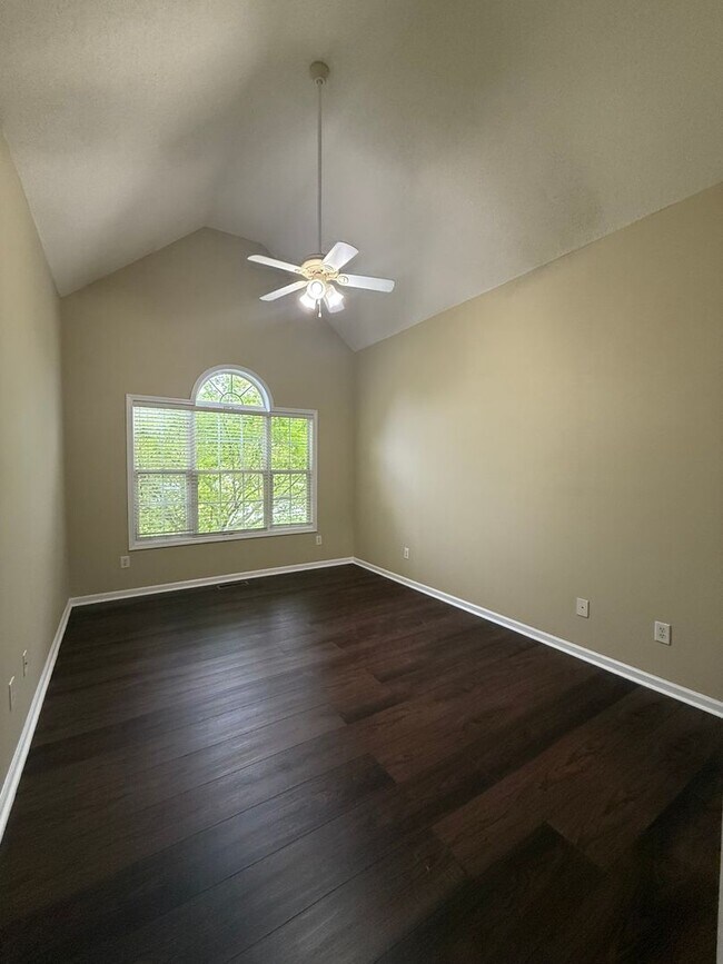 Building Photo - 450 Sterling Dr