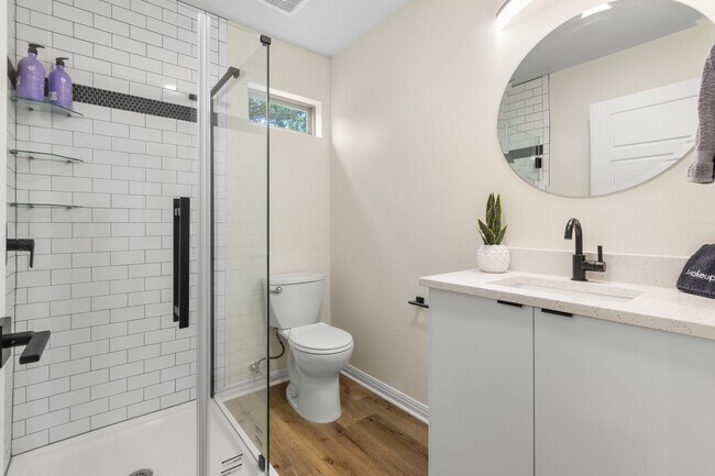 Building Photo - FULLY FURNISHED 3/3 Townhome in Bobcat Vil...