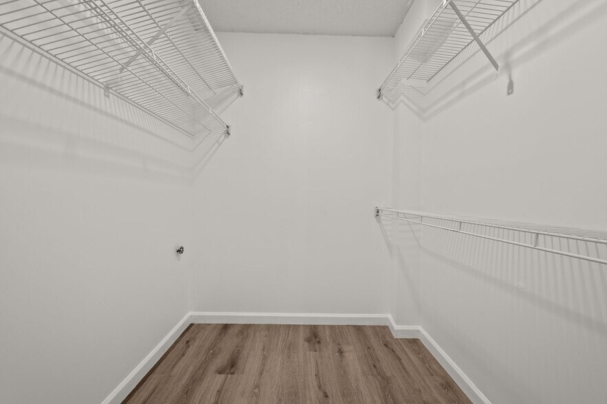 Building Photo - 20 Little Oak Ln