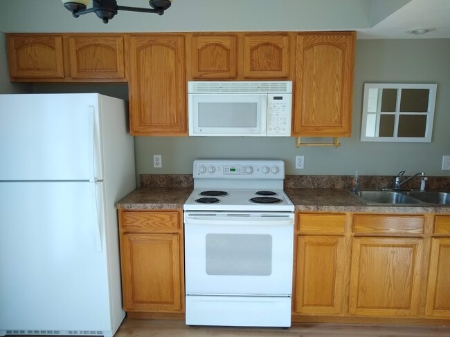 Building Photo - 2 bedroom Townhome: Oaklawn Park!