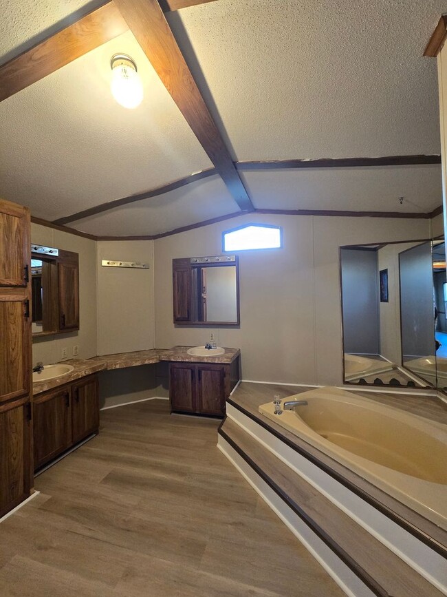 Building Photo - 3 bedroom, 2 bath Mobile Home in Yorktowne