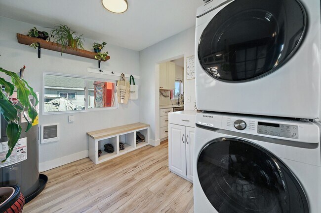 Building Photo - Charming 3 Bedroom Home Near Sloan's Lake