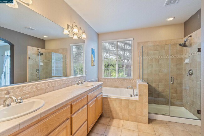 Building Photo - 350 Caroni St