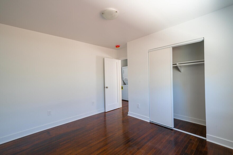 Building Photo - 2325 S Sycamore Ave