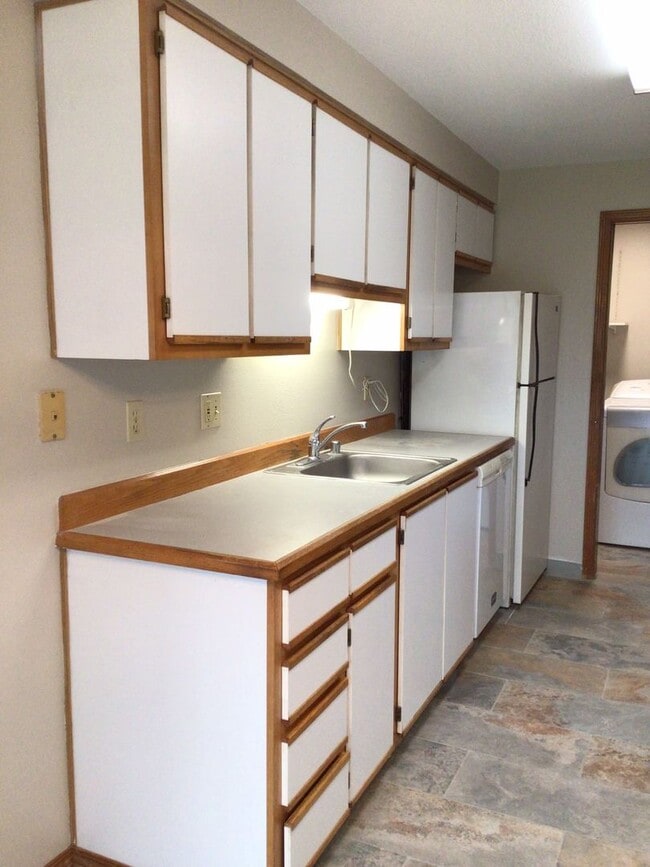 Building Photo - AVAILABLE NOW - Two Bedroom and Two Bath Duplex Unit in Bagley Downs Neighborhood