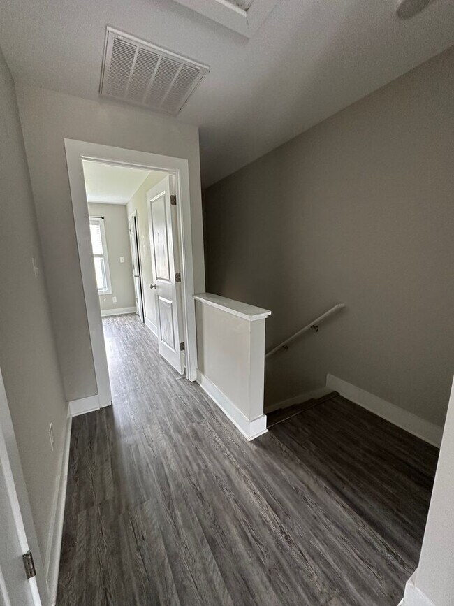 Building Photo - Spacious unit in English Commons! Close to...