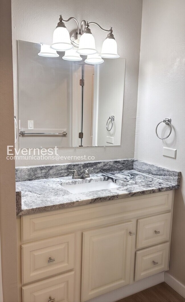 Building Photo - 2 Bed/1 Bath Condo with Off-Street Parking / Available Now!