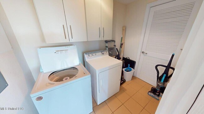 Building Photo - 2060 Beach Blvd