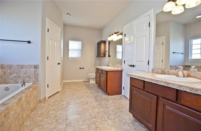 Building Photo - Bentonville Home! (March Move In)