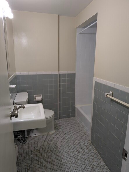 Building Photo - 246 Salem St