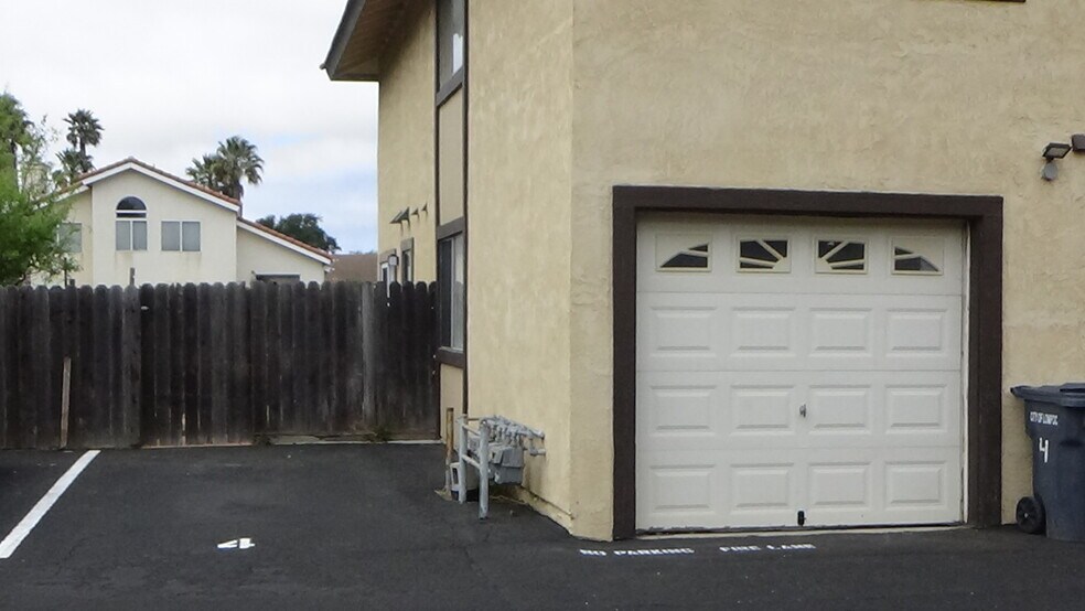 Garage and off street parking space - 1117 Seabreeze Way