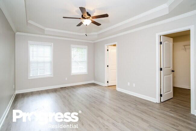 Building Photo - 305 Talon Dr SE