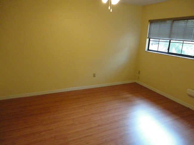 Building Photo - 2 bedroom/2 bath condo in Rockwood Villas.