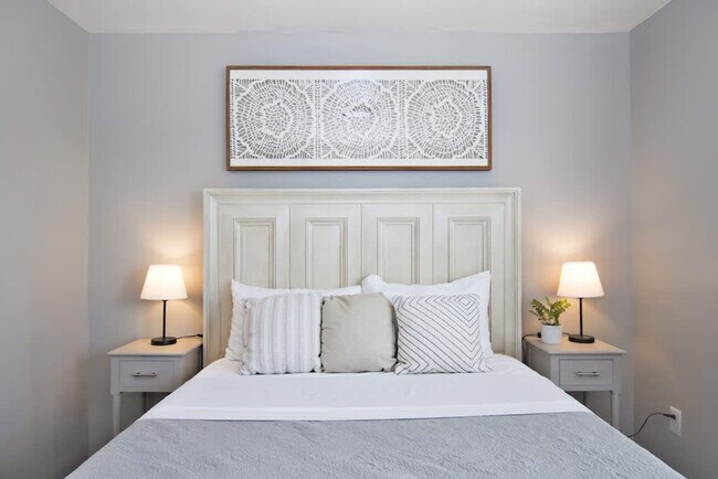 Building Photo - 2023 E Elm Grove Dr