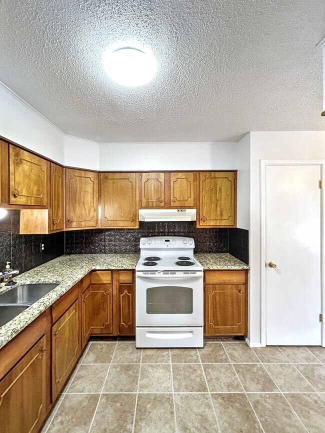 Building Photo - 1212 Hillcrest Dr