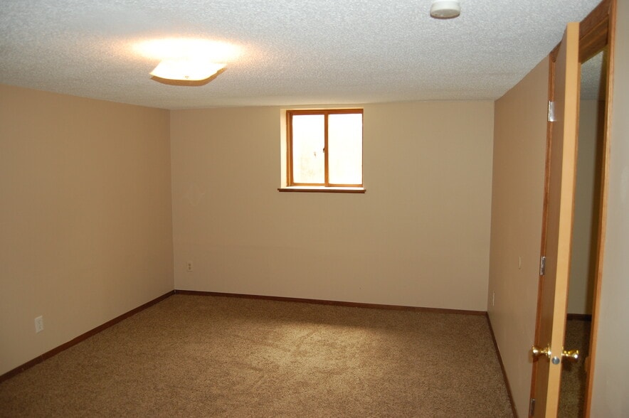 Fourth bedroom 22'x11' - 4945 Walker Ave