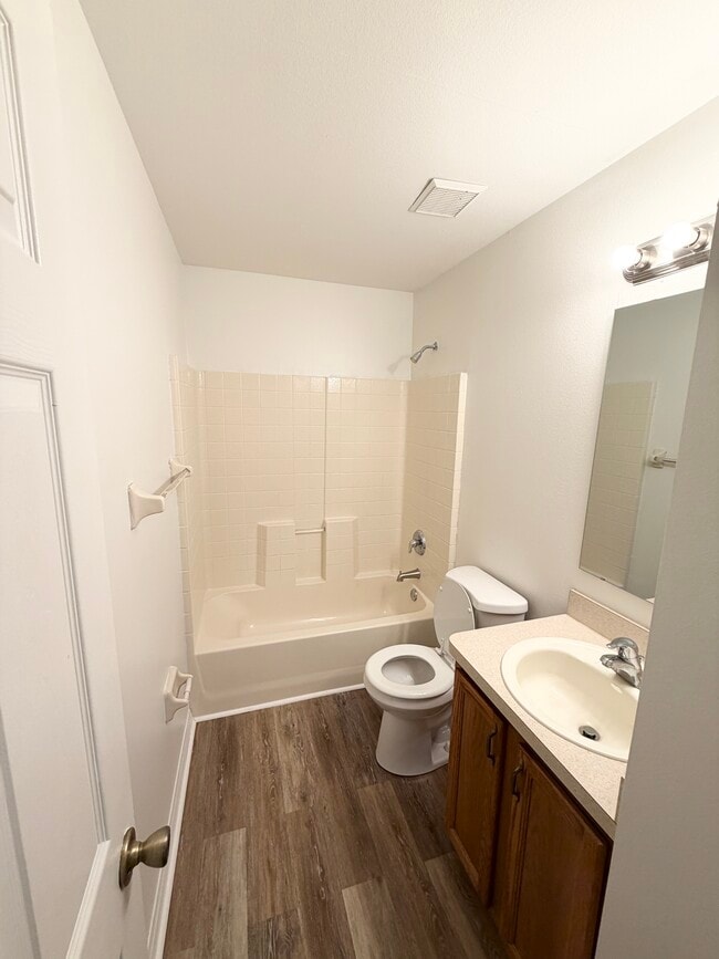 Building Photo - 10 Pinelynn Dr