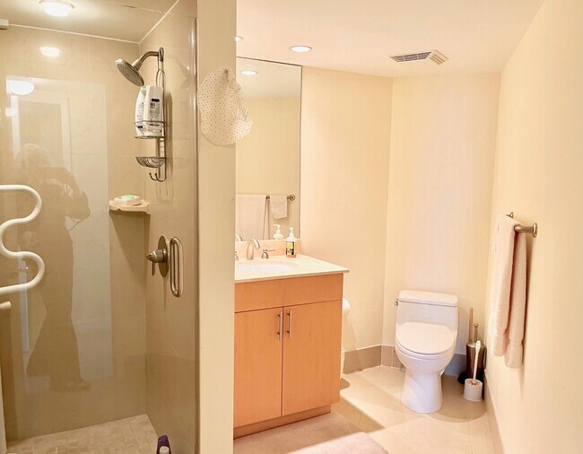 Building Photo - 3000 N Ocean Dr