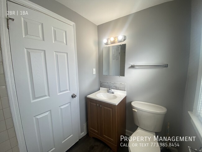 Building Photo - Completely Updated Secure Apartment In Qui...