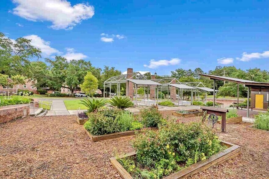 Building Photo - 360 S Franklin Blvd