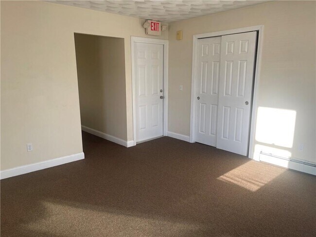 Building Photo - 585 Main St