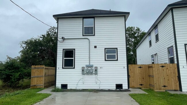 Building Photo - Fall in Love with This Beautiful 3-Bed Home