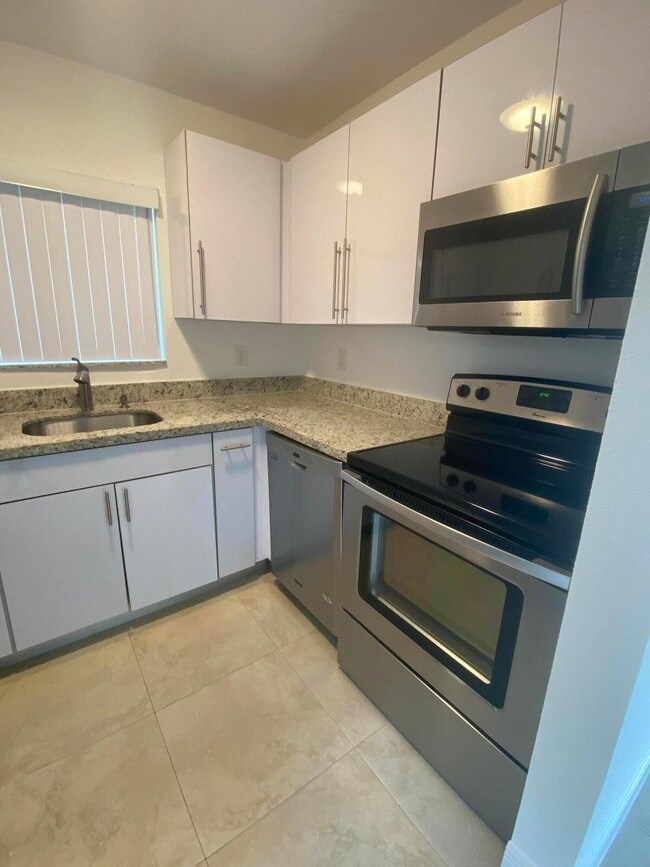 Building Photo - 560 NE 19th Ave